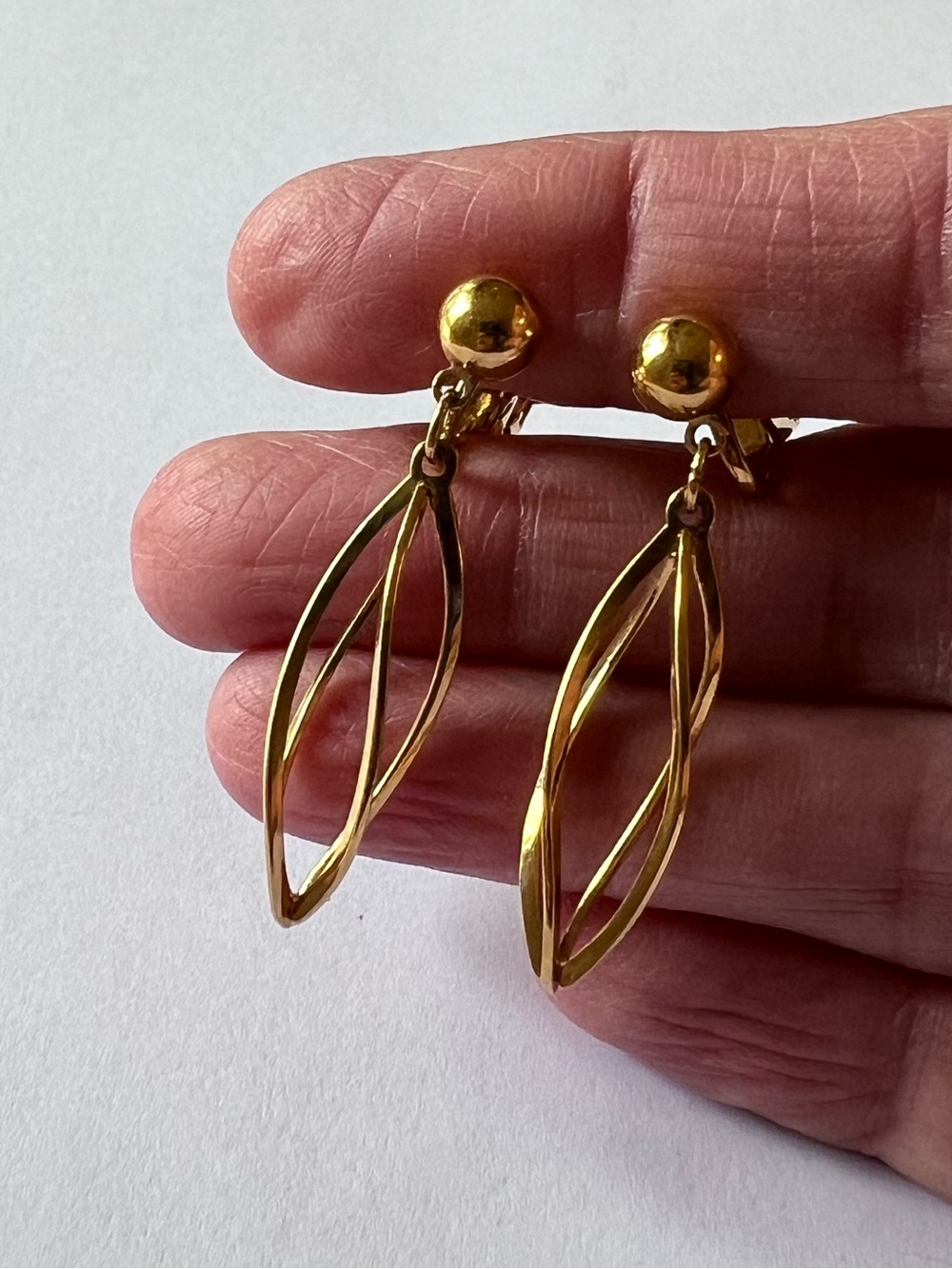 Pretty, vintage gold dangle CLIP earrings